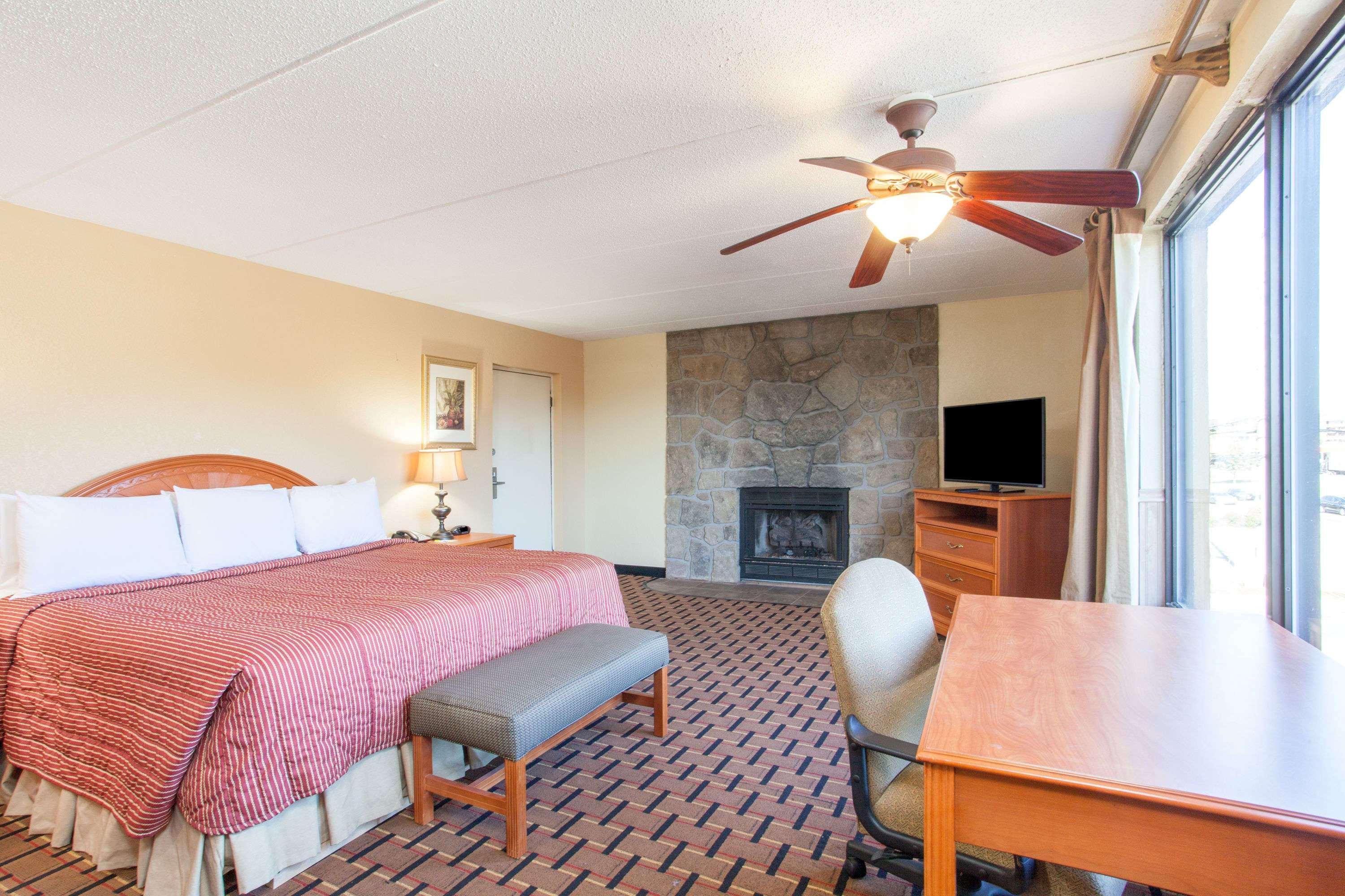 Clarion Inn & Suites Near The Leconte Center Pigeon Forge Kültér fotó