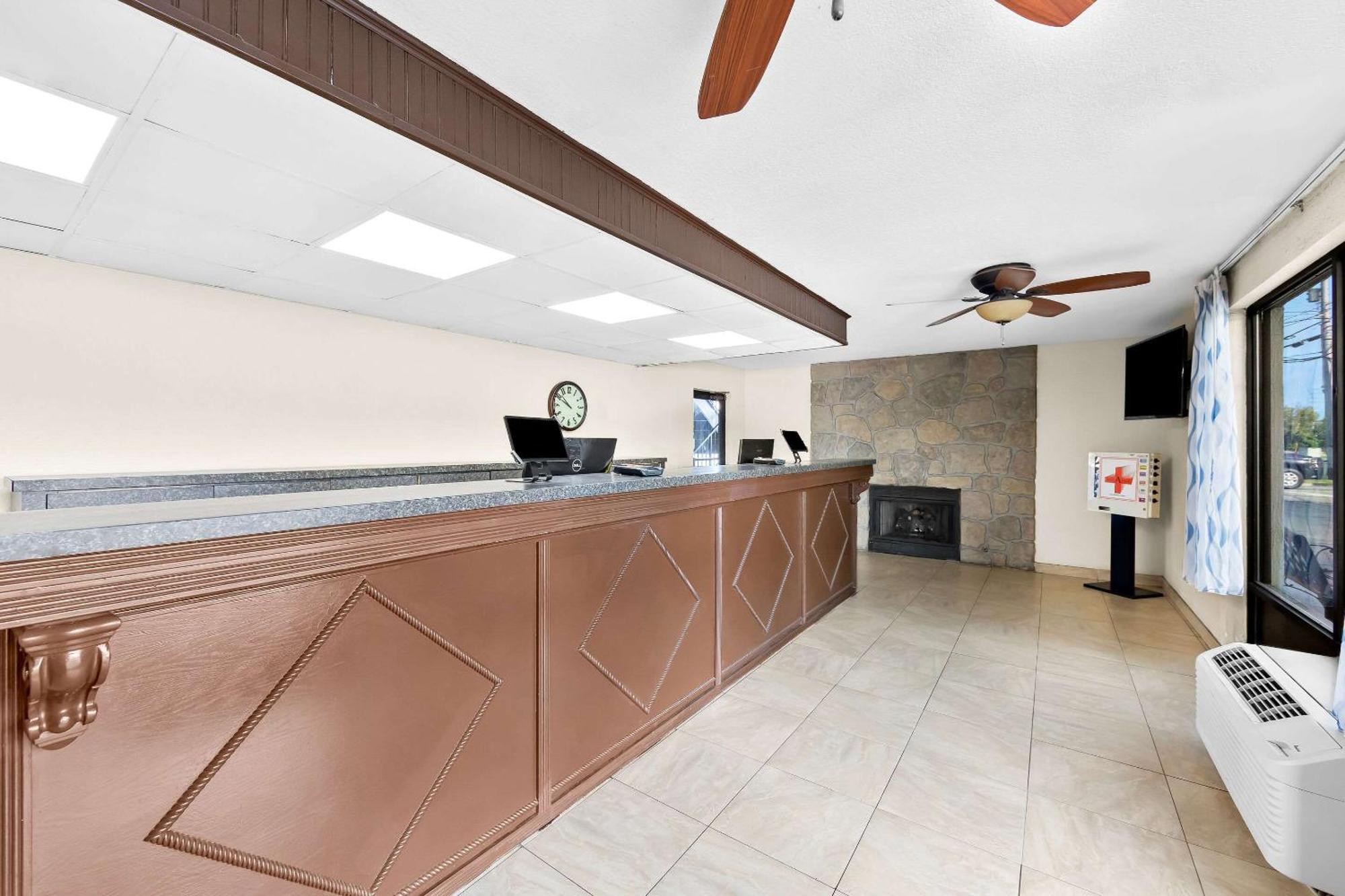 Clarion Inn & Suites Near The Leconte Center Pigeon Forge Kültér fotó