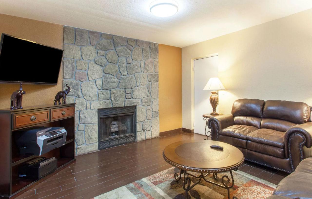Clarion Inn & Suites Near The Leconte Center Pigeon Forge Kültér fotó